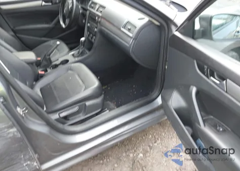 2014 Volkswagen Passat 1.8T Wolfsburg Edition z USA, uszkodzony, nr VIN 1VWAS7A39EC068770